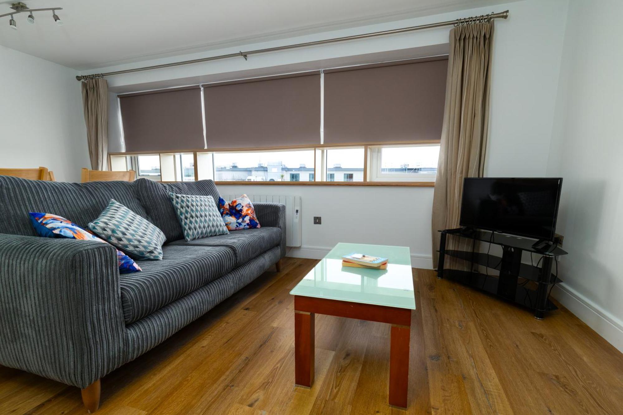 Geata Na Cathrach - Lakeside Apartment *